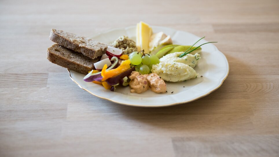 Ein Teller mit Brot, frischen Früchten und Aufstrichen. | © Svetlana Gombats Photography 
