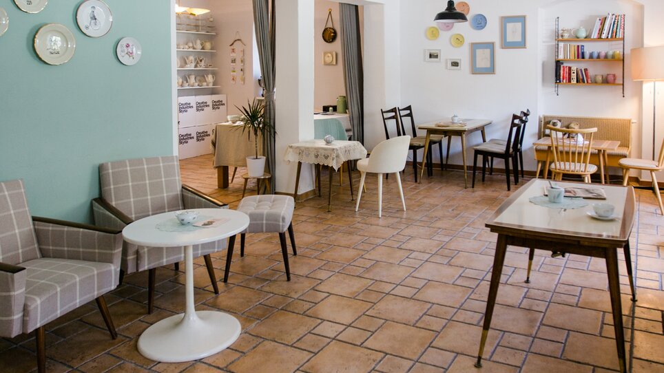 Helles Café mit stilvollen Vintage Möbeln und charmantem Ambiente. | © Omas Teekanne