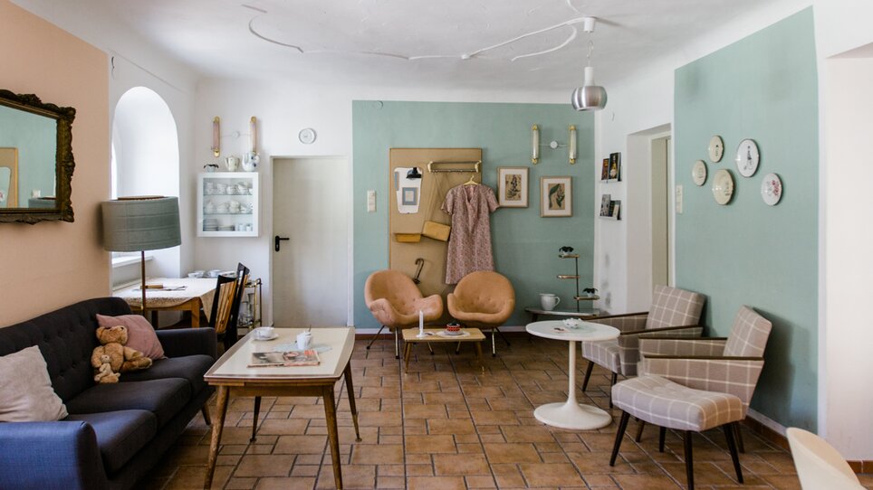 Gemütliches Café mit Vintage Einrichtung und Teetassen. | © Omas Teekanne