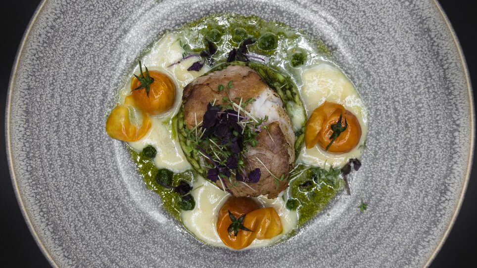 Ansicht eines kunstvoll angerichteten Tellers mit Fleisch und Gemüse. | © Jauk Katharina