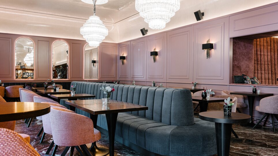 Elegantes Operncafé mit stilvollem Interieur und gemütlichen Sitzplätzen. | © Joel Kernasenko