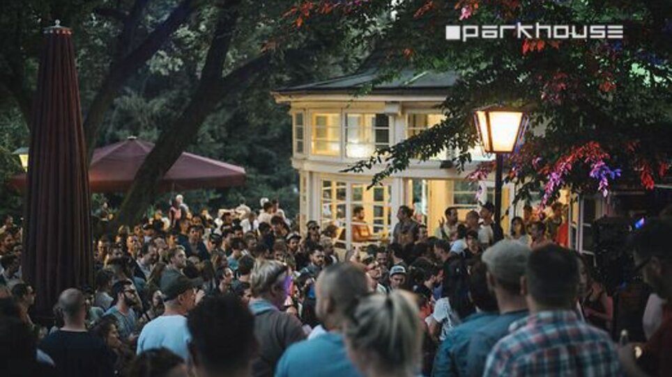 Crowd at Parkhouse during evening atmosphere in Graz city park. | © Huber