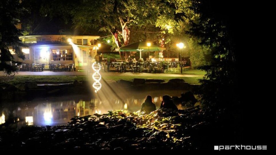 Cozy evening at Parkhouse, offering dining and drinks in Graz city park. | © Huber