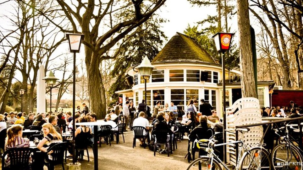 Cozy atmosphere at Parkhouse with many guests outside. | © Huber