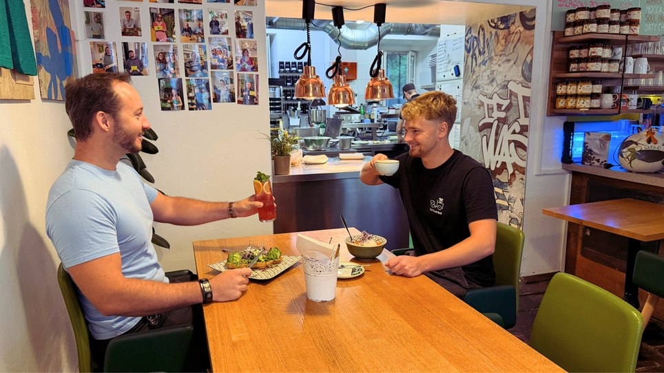 Due uomini godono del loro cibo e bevande al caffè PARKS. | © Graz Tourismus
