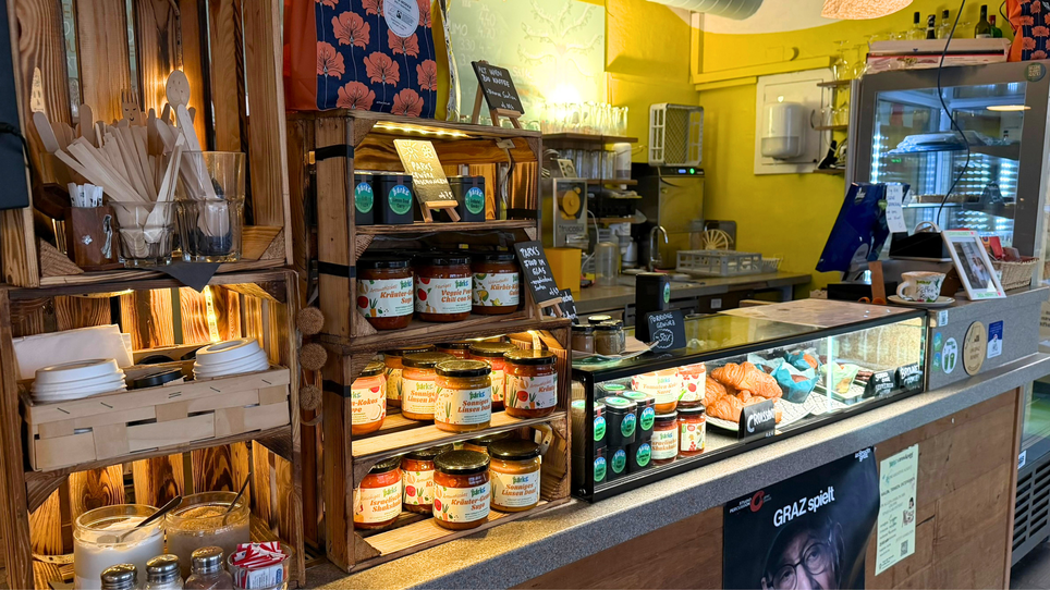 Banco di un caffè con prodotti biologici e spuntini. | © Graz Tourismus
