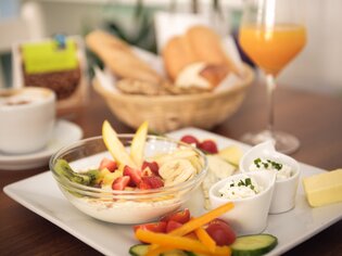 Breakfast table with muesli, fruit, and drinks. | © Martin Pabis & Martina Rötzer