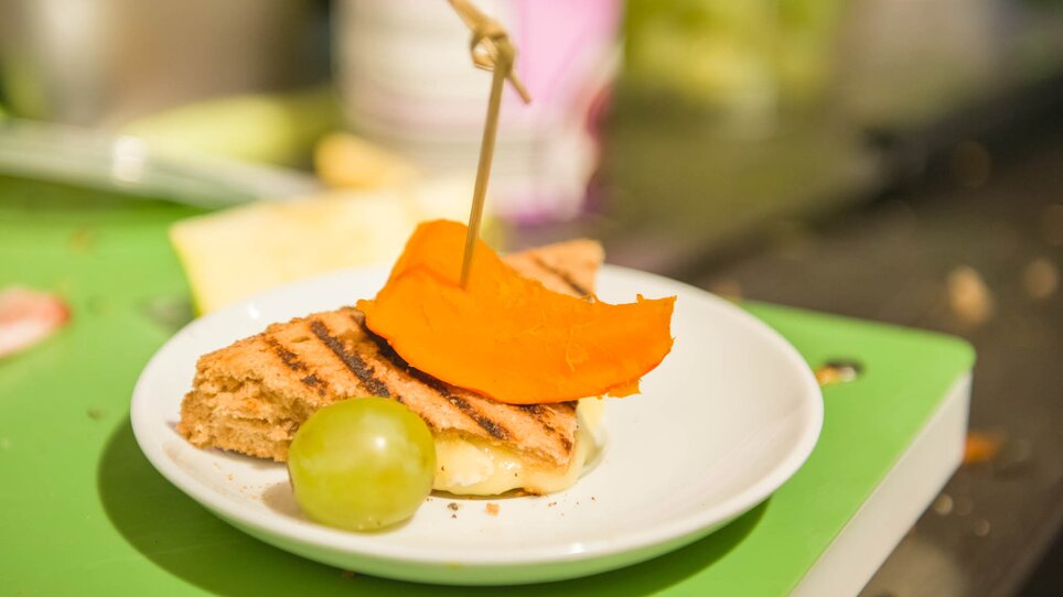 A grilled sandwich with mango, grape, and a toothpick. | © Martin Pabis & Martina Rötzer