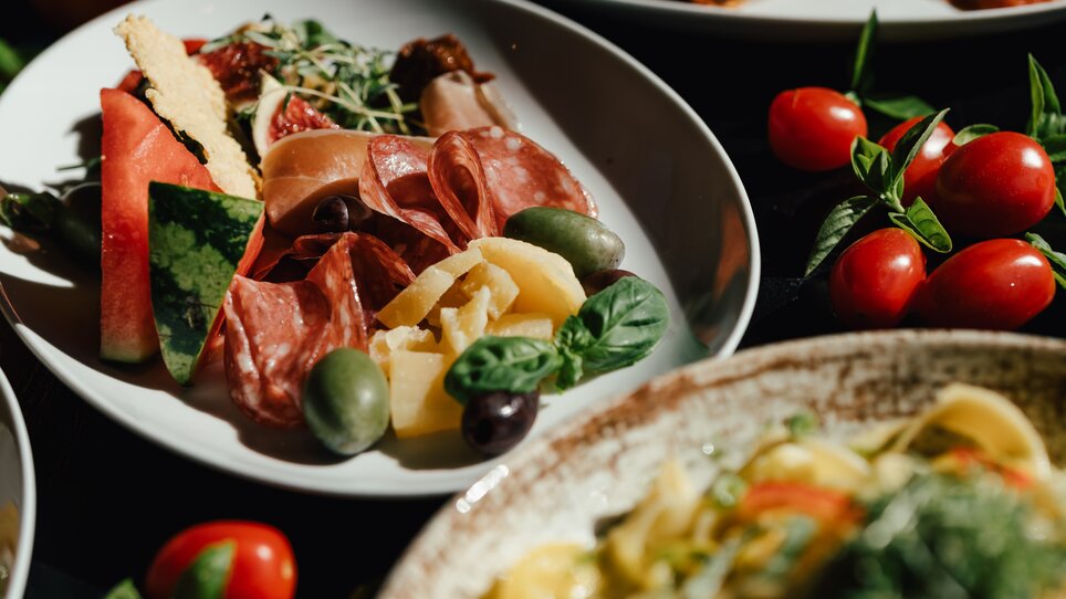 Delicious food featuring antipasti, pasta, and fresh ingredients. | © Pastaria