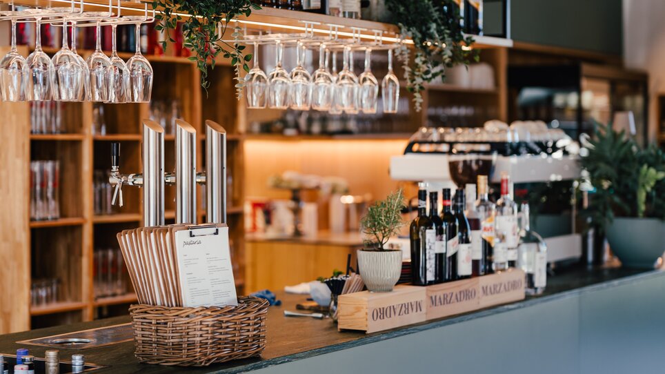 Modern bar with glasses and bottles at Pastaria in Graz. | © Pastaria