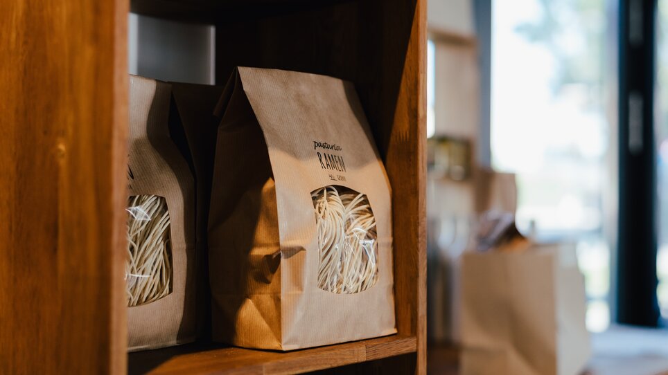 Shelf with various types of pasta in the Pastaria in Graz. | © Pastaria