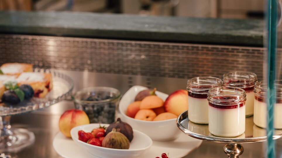 Showcase with desserts, fruits, and sweets in restaurant. | © Pastaria