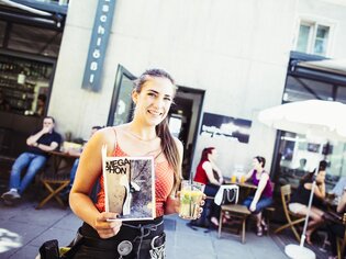 Eine Kellnerin serviert Getränke im Paulschlössl Café in Graz. | © Kanizaj Marija