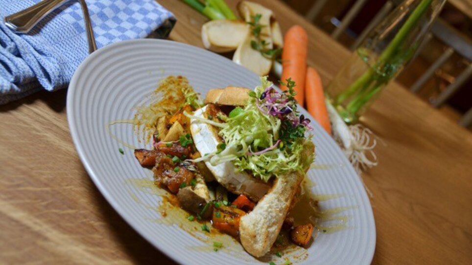 Delicious dish featuring vegetables, bread, and salad on a plate. | © PEP