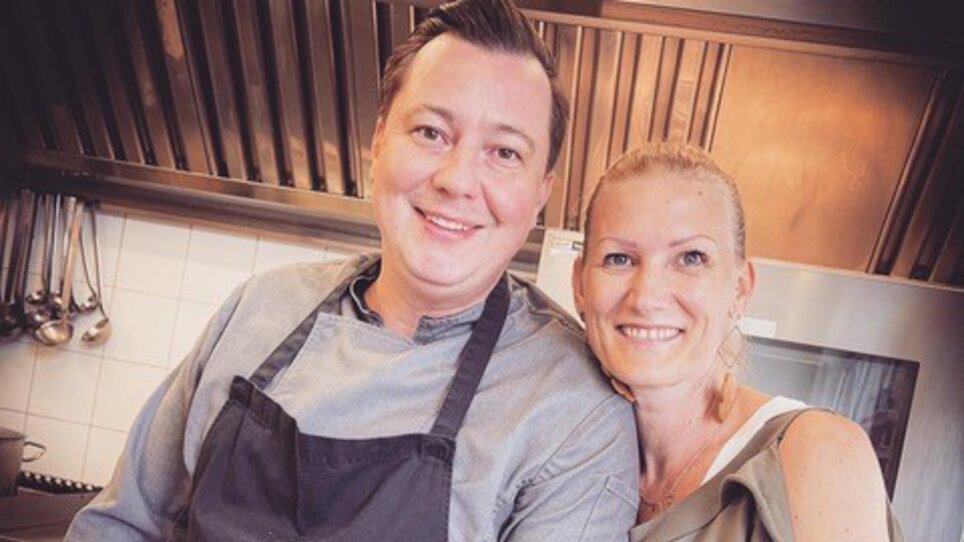 Happy couple in a kitchen, ready to cook. | © PEP