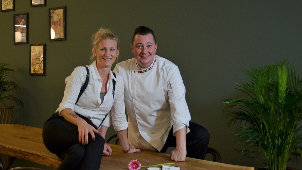 Hosts chatting in their restaurant. | © PEP