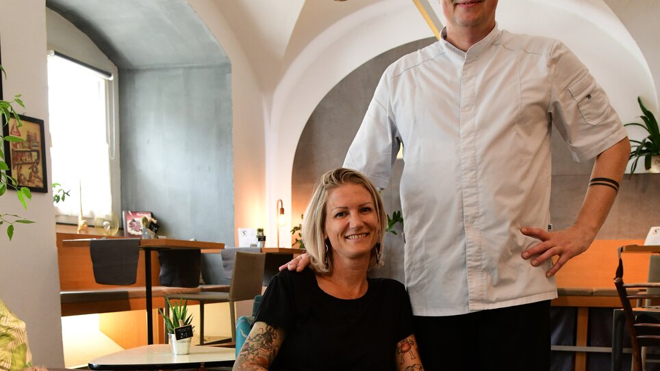 Two people posing in a modern restaurant in Graz. | © Rainer Juriatti