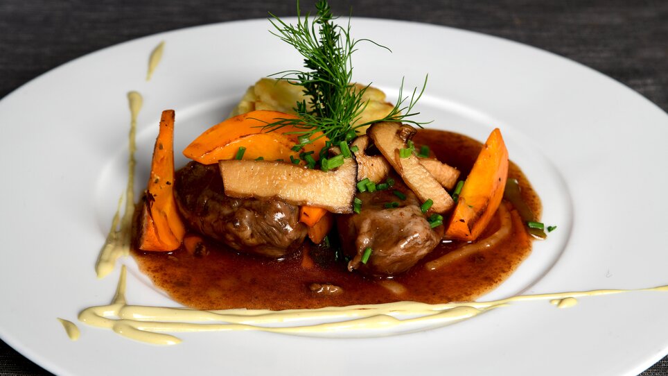 A carefully arranged dish with meat, vegetables, and sauce. | © Rainer Juriatti