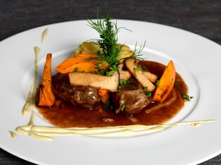 A carefully arranged dish with meat, vegetables, and sauce. | © Rainer Juriatti