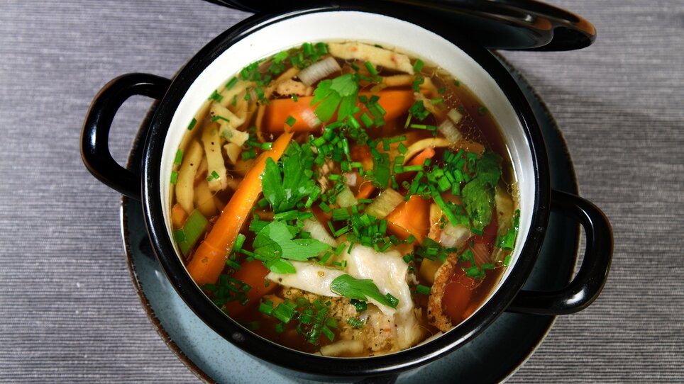A delicious vegetable soup with fresh herbs. | © Rainer Juriatti