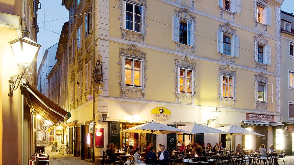 Cozy restaurant Peppone in Graz with outdoor seating. | © CMS