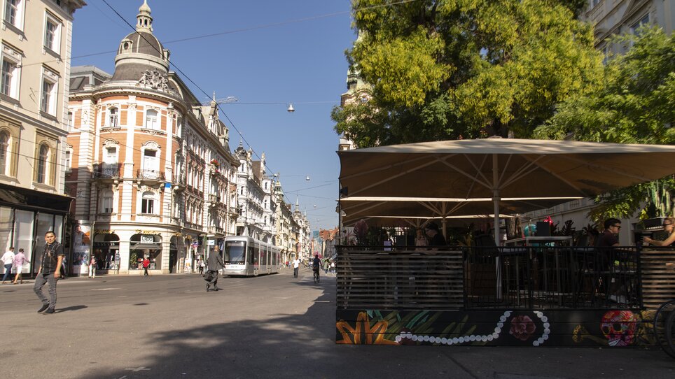 Street scene with café and buildings in Graz. | © Jauk Katharina