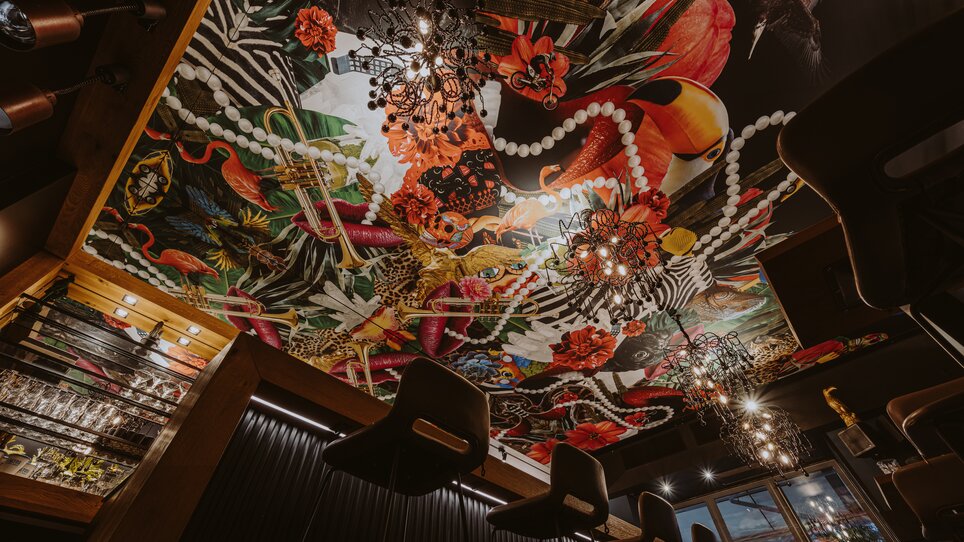 View of the artistically decorated ceiling in a restaurant. | © Joel Kernasenko
