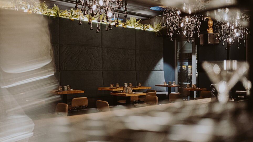 Elegant restaurant interior with stylish tables and chandeliers. | © Joel Kernasenko