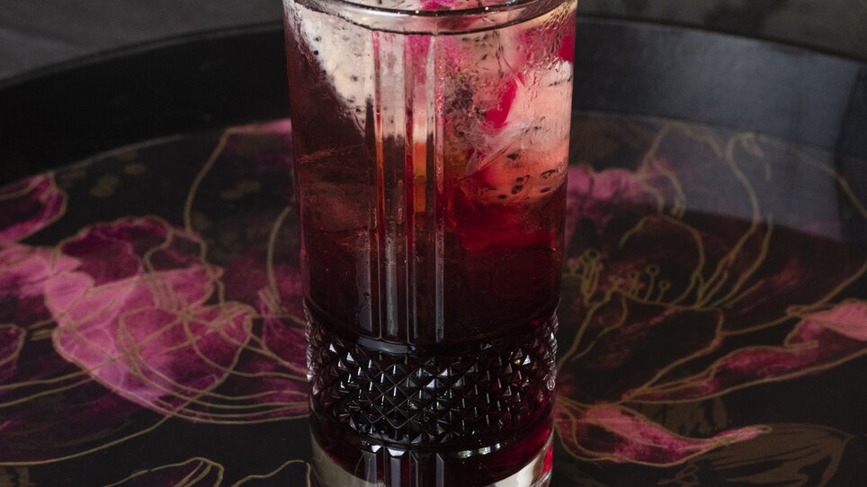 A cocktail with dragon fruit and colorful ingredients on a stylish table. | © Jauk Katharina
