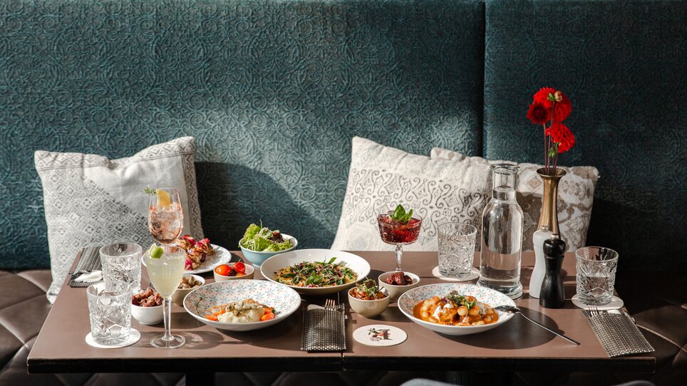 Café Promenade I Mangiare e bere a Graz | © Bobbys Agency Elegante imbandita con piatti e bevande. | © Bobbys Agency