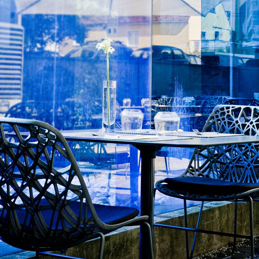 Terrazza moderna con sedie e tavoli all'Augarten Art Hotel. | © Augarten Art Hotel