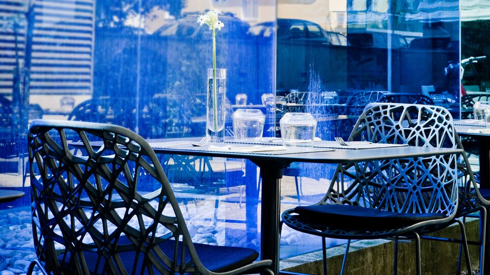 Modern terrace with chairs and tables at the Augarten Art Hotel. | © Augarten Art Hotel