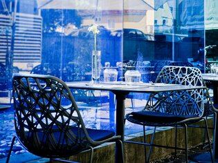 Modern terrace with chairs and tables at the Augarten Art Hotel. | © Augarten Art Hotel