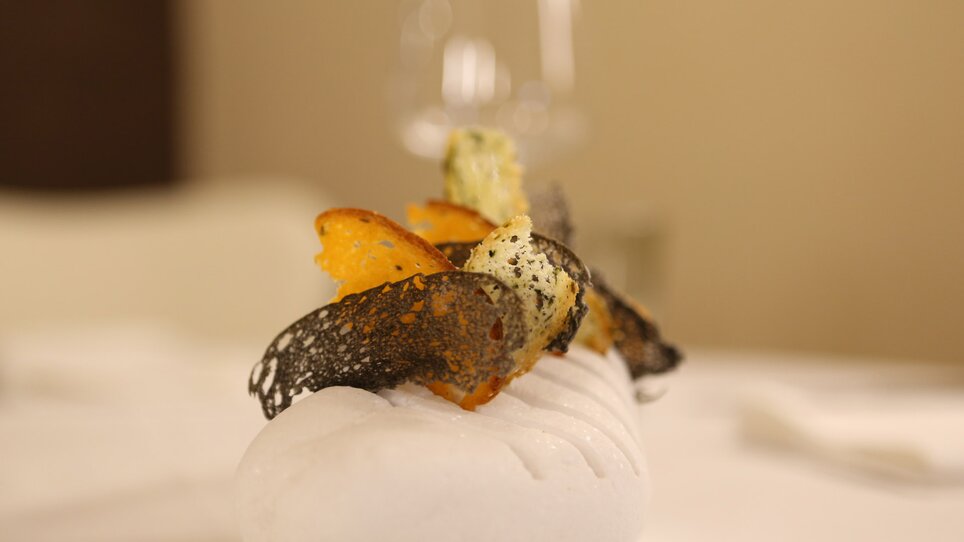 Presentazione creativa del cibo nel ristorante Artis con componenti colorati. | © Restaurant Artis