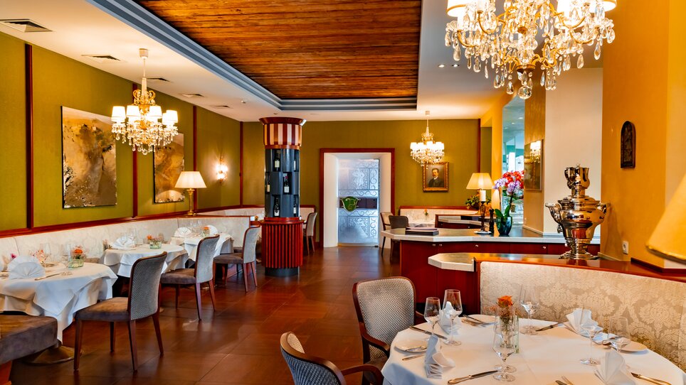 Ristorante elegante con decorazioni raffinate e lampadari luminosi. | © Parkhotel