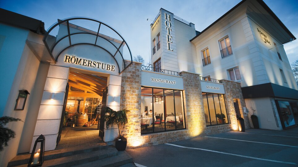 Restaurant und Hotel Römerstube in Graz, Außenansicht mit Beschilderung.