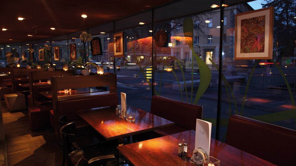 Cozy restaurant with wooden tables and a view of the streets of Graz. | © Restaurant RONDO