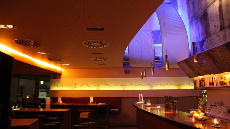 Modern restaurant featuring a stylish bar and dim lighting. | © Restaurant RONDO