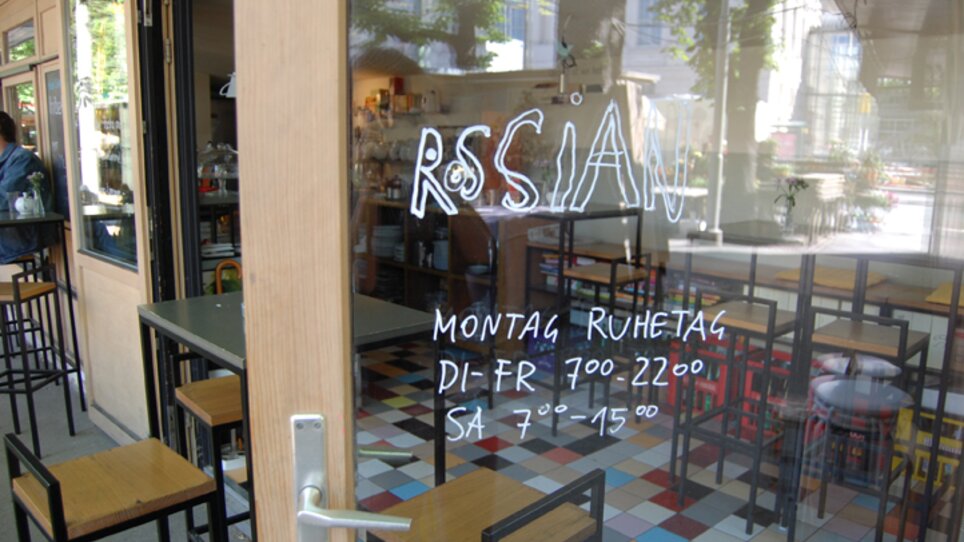Das Restaurant Rossian in Graz mit Öffnungszeiten auf dem Fenster. | © Rossian