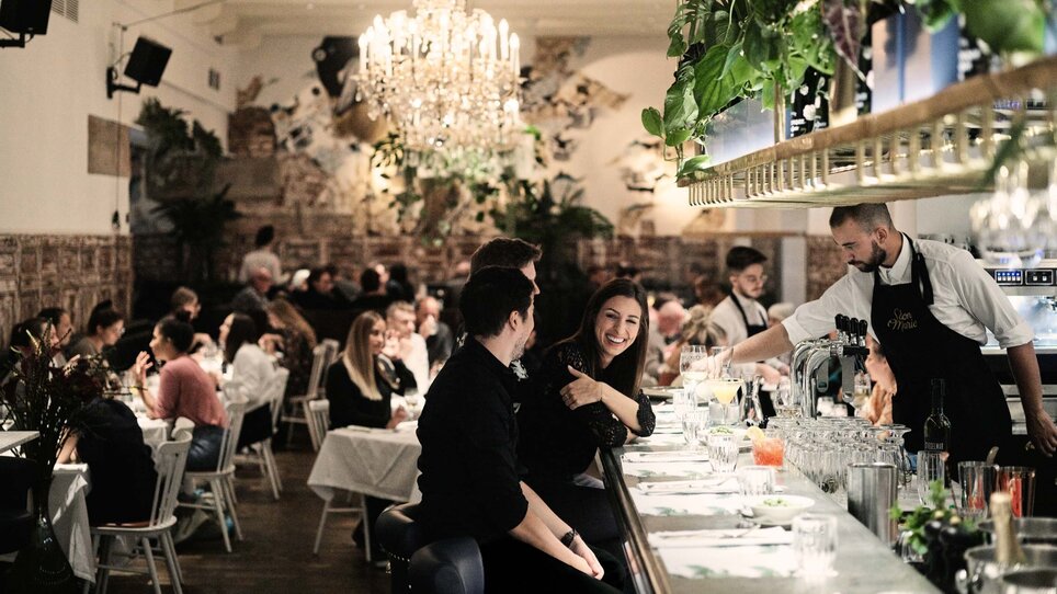 Gemütliche Atmosphäre im Restaurant mit glücklichen Gästen. | © Salon Marie