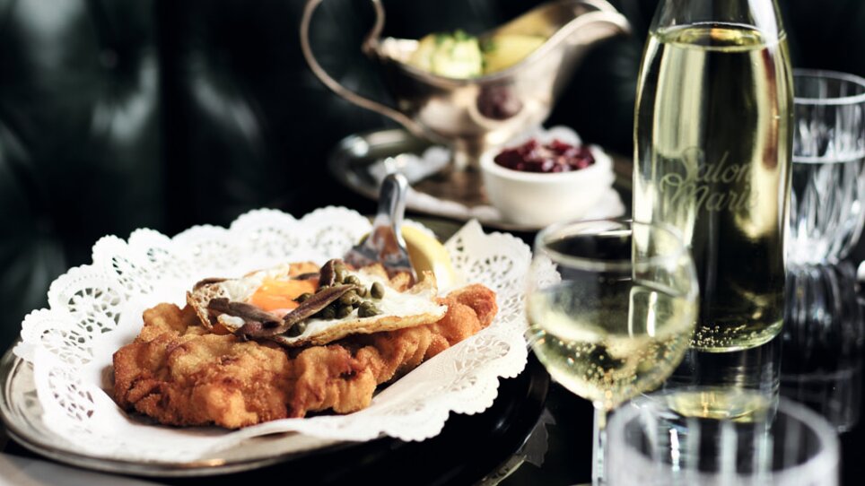 Ein köstliches Gericht im Salon Marie, begleitet von Wein. | © Salon Marie