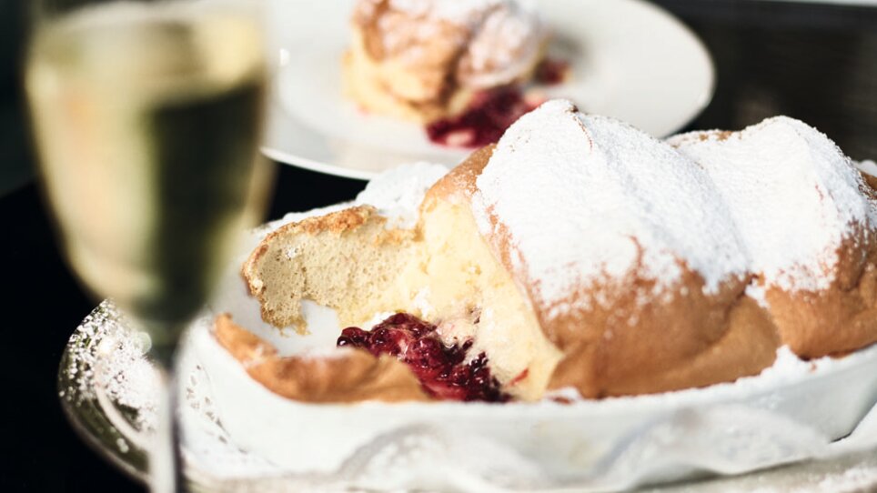 Salzburger Nockerl - ein köstliches Dessert mit Puderzucker und Fruchtfüllung. | © Salon Marie