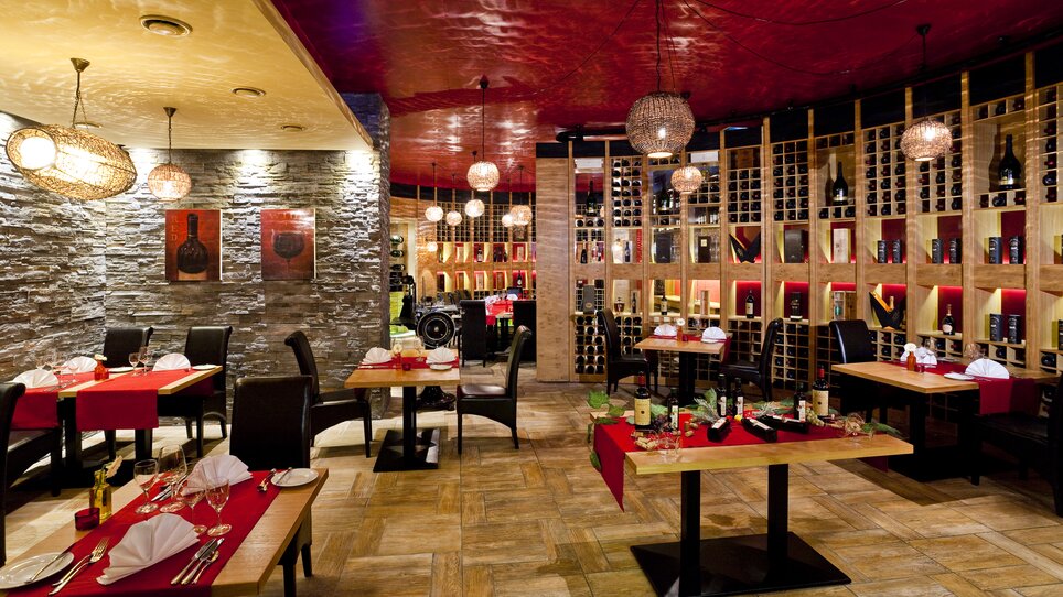 Various tables in the restaurant with stylish decor. | © San Pietro - Werner Krug