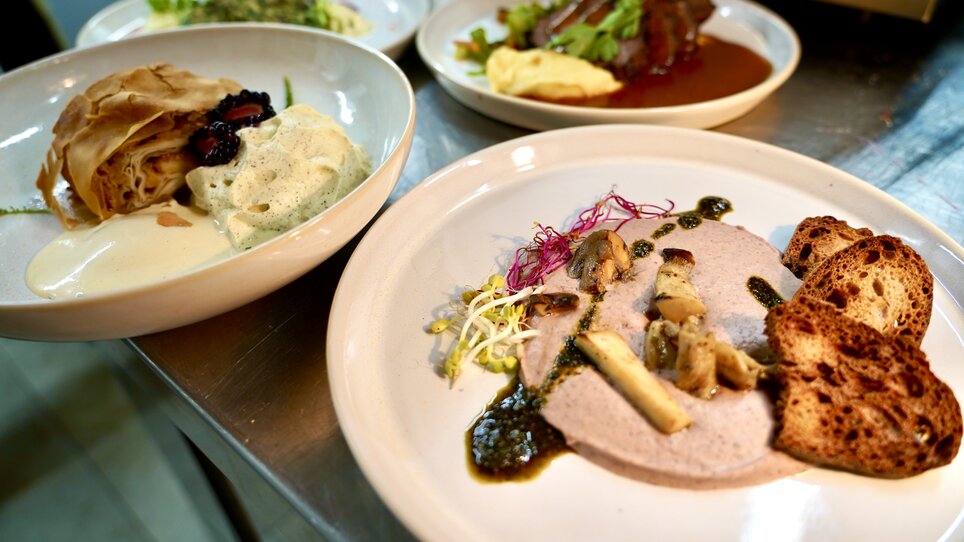 Ein kreatives Gericht mit verschiedenen Köstlichkeiten auf dem Tisch. | © Wirtshaus Schanzlwirt