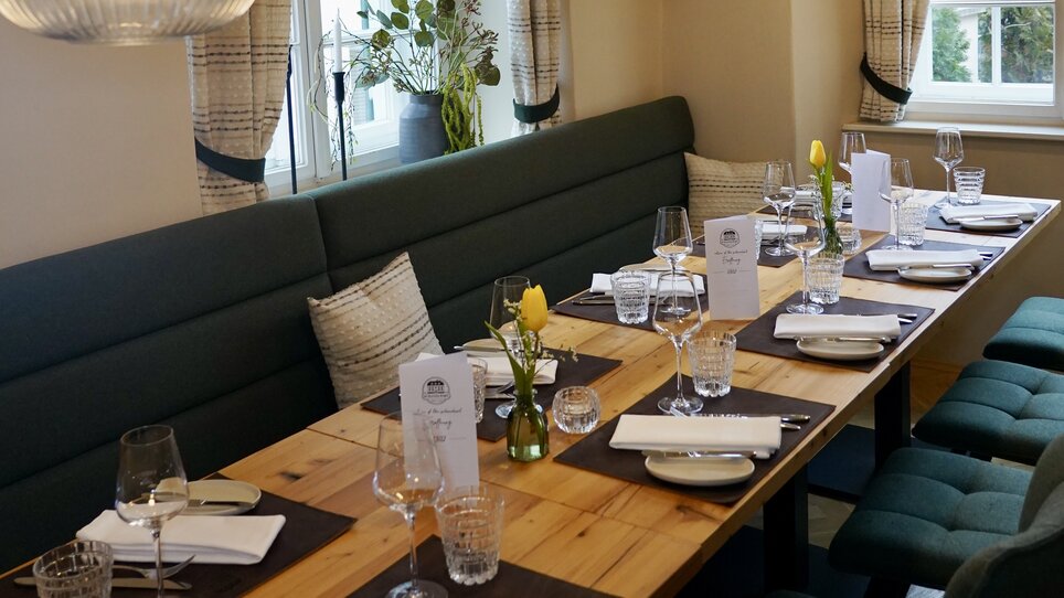 Gemütlicher Essbereich mit eleganter Tischdekoration und Beleuchtung. | © Wirtshaus Schanzlwirt