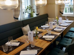 Cozy dining area with elegant table setting and lighting. | © Wirtshaus Schanzlwirt