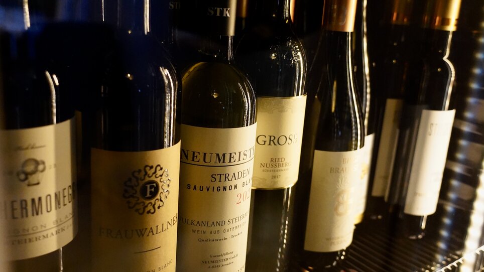 Eine Auswahl an Weinflaschen in einem Kühlschrank. | © Wirtshaus Schanzlwirt