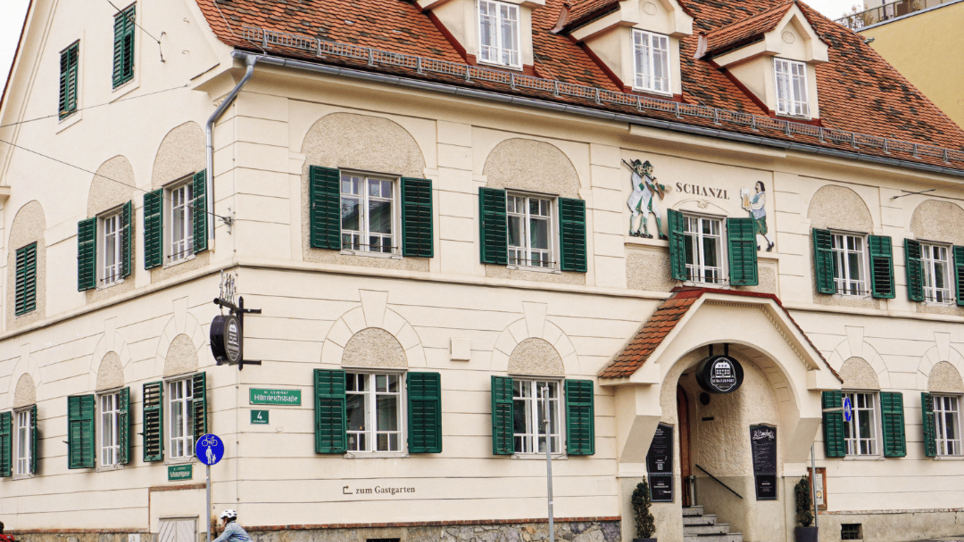 Traditionelles Gebäude in Graz mit grünen Fensterläden. | © Schanzlwirt
