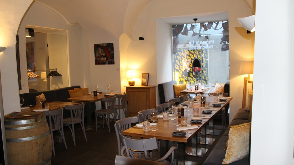 Gemütliches Restaurant mit Holzdekor und gedecktem Tisch in Graz.