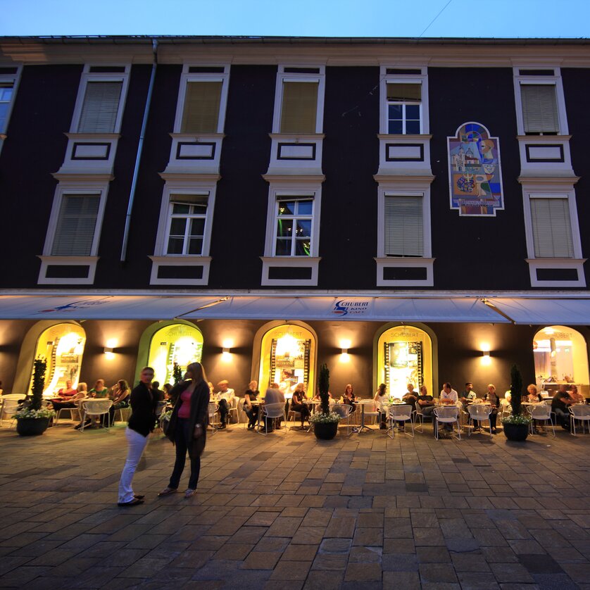Cafe & Lounge - Schubert Kino I Mangiare e bere a Graz | © Schubert - H. Schiffer Atmosfera serale all'aperto, ospiti gustano bevande a Graz. | © Schubert - H. Schiffer
